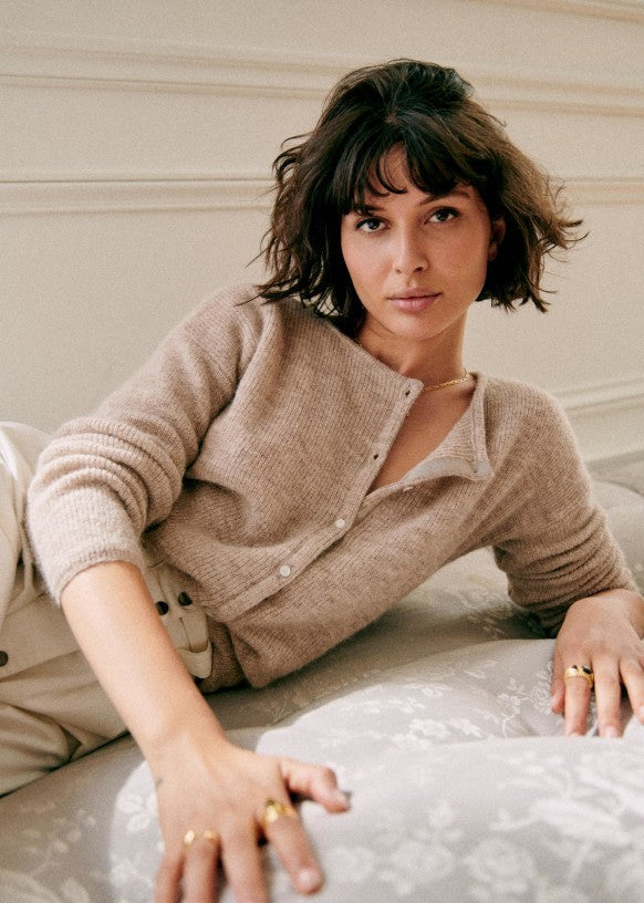 Gilet Tricoté Femme Ultra-Doux – Boutons Élégants & Style Chic pour l’Hiver