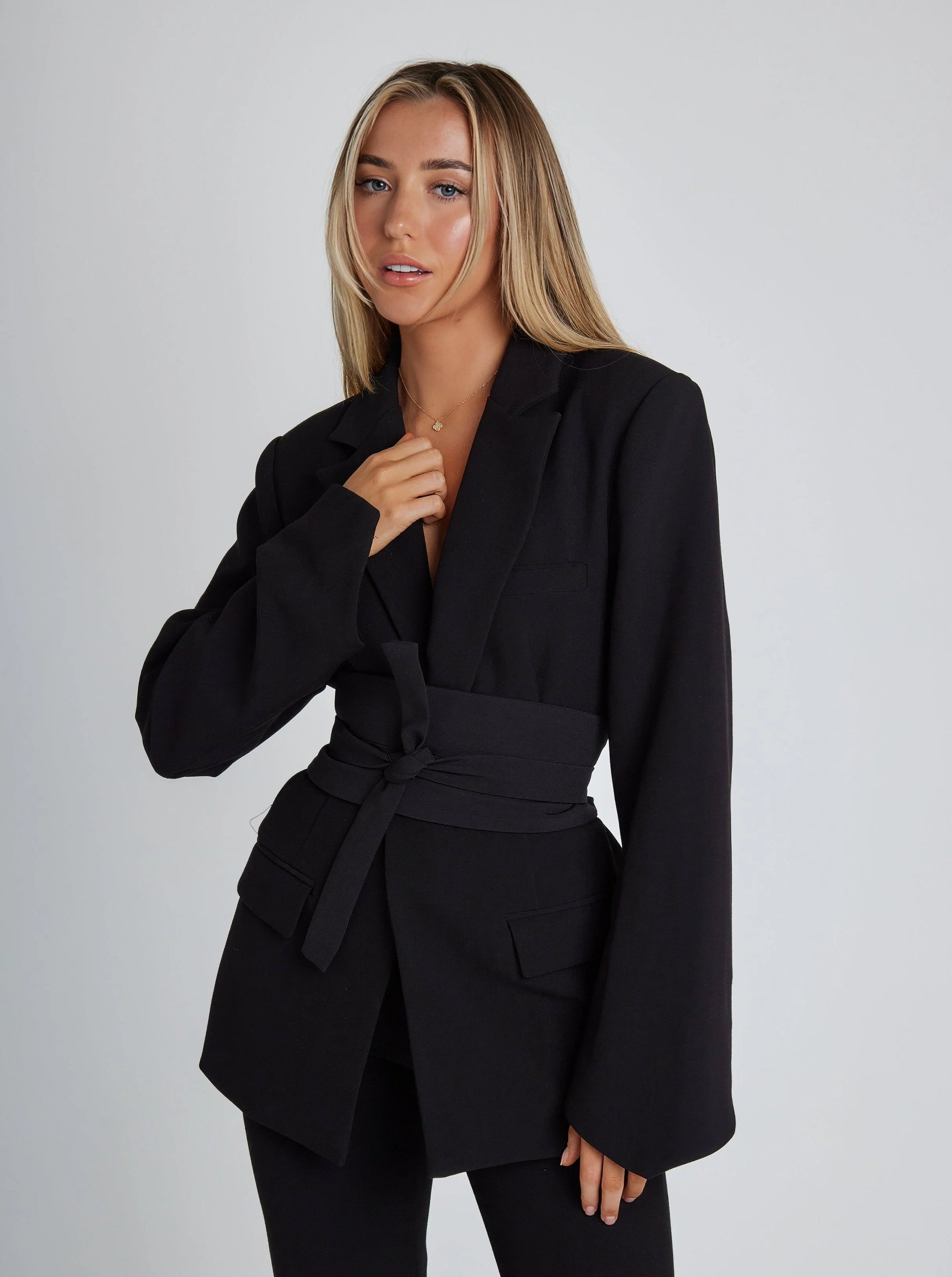 Blazer ceinturé Eleganza femme – coupe cintrée pour travail & soirée