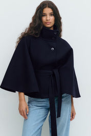 Cape-manteau femme CLARA – cape élégante ceinturée à col montant