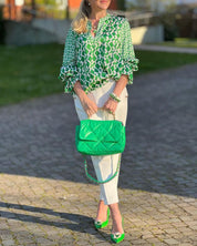 Blouse femme ELLA – chemisier vert à col V & manches longues élégantes