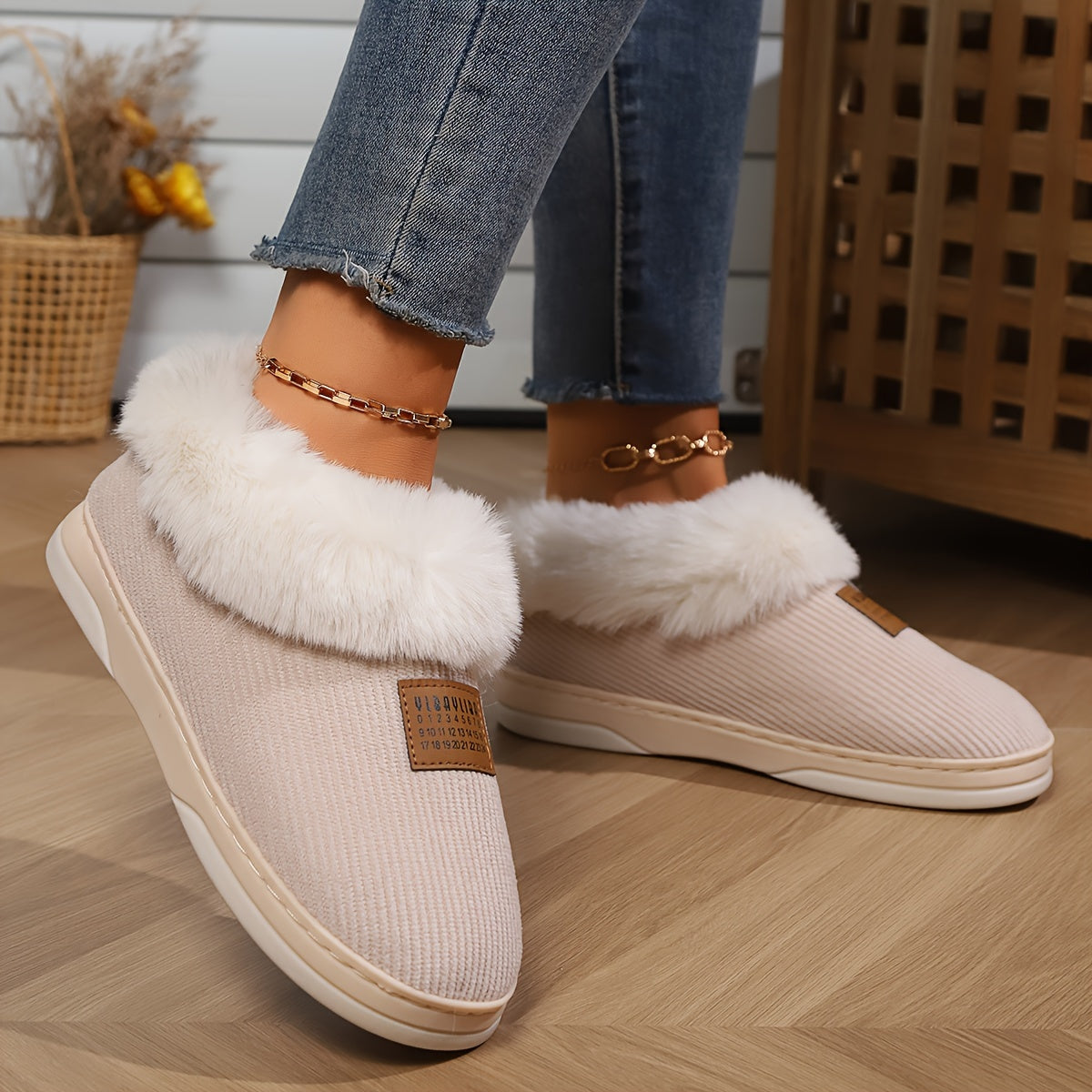 Chaussons femme beige – pantoufles douillettes avec doublure en fausse fourrure & semelle antidérapante