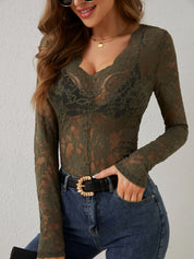 haut à manches longues Petunia — top col V avec détails dentelle élégants