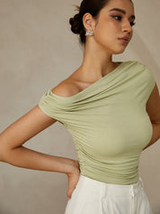 Top asymétrique femme à épaules dégagées – effet froncé élégant