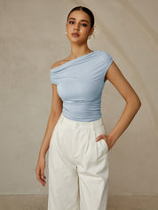 Top asymétrique femme à épaules dégagées – effet froncé élégant