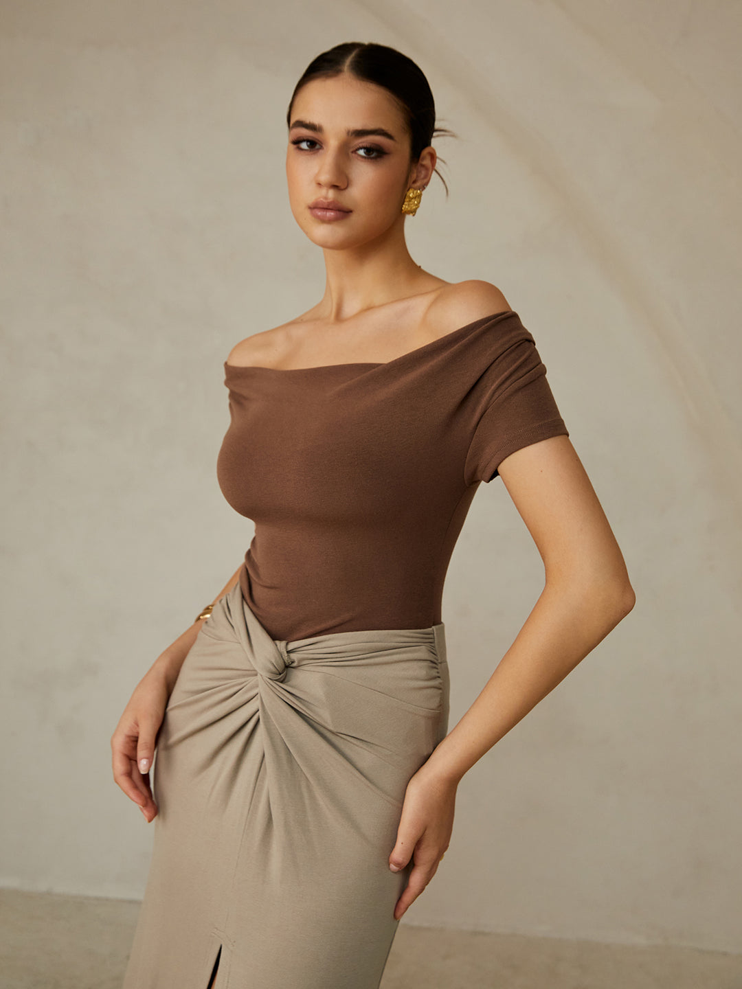 Top court femme off-shoulder – coupe ajustée et élégante