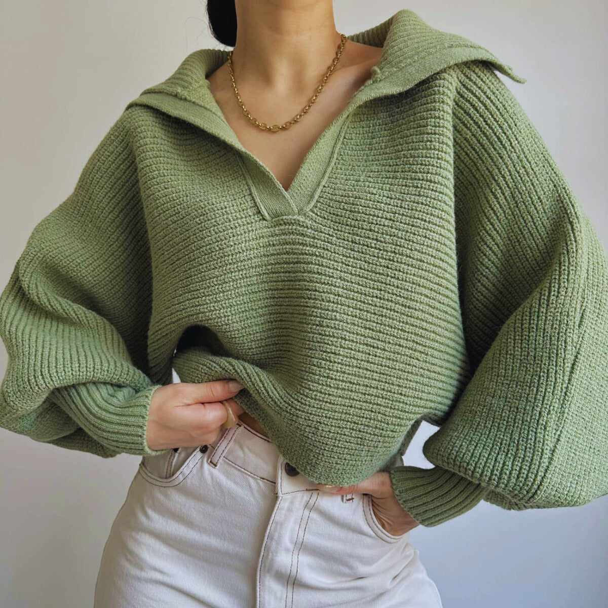 Pull femme cropped en maille – Col V et manches longues évasées