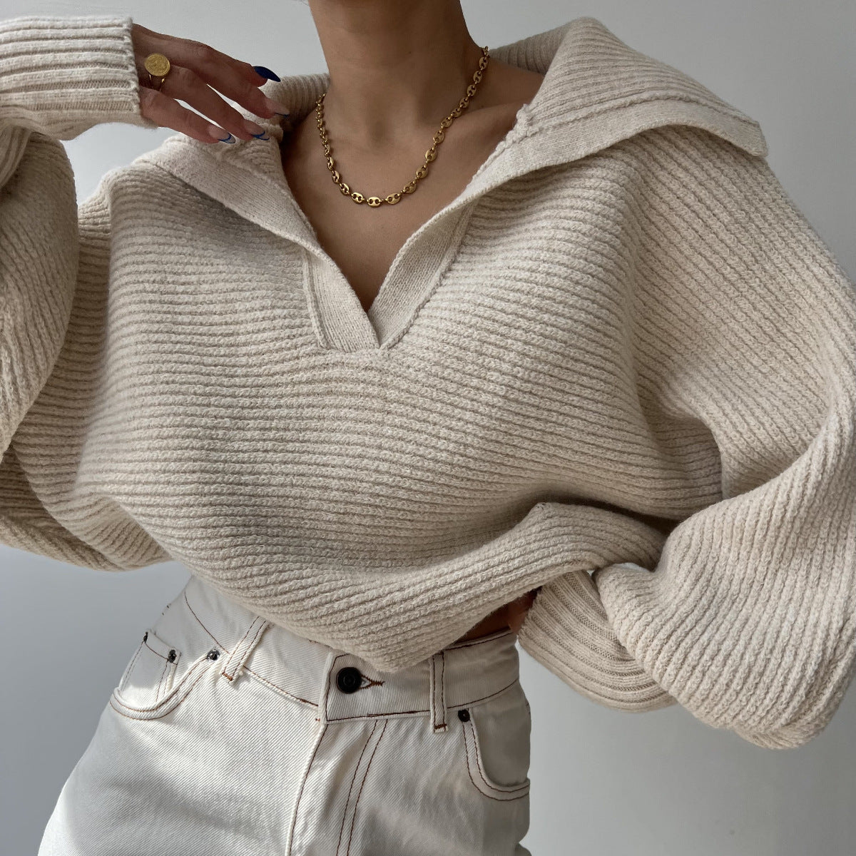 Pull femme cropped en maille – Col V et manches longues évasées