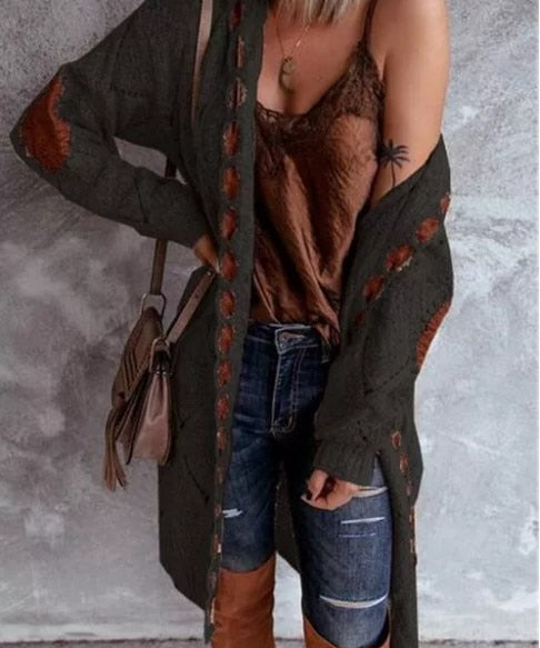 Long gilet femme à capuche – maille épaisse oversize et détails contrastés