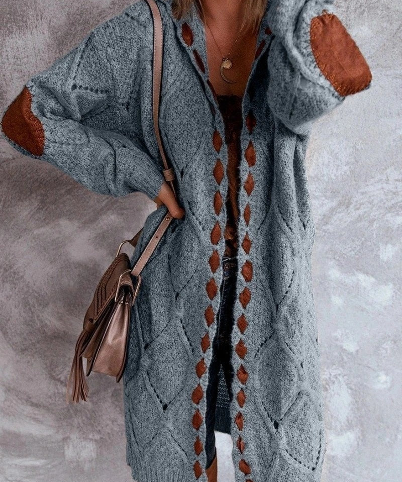 Long gilet femme à capuche – maille épaisse oversize et détails contrastés