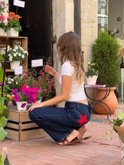 Jean bas « Sarah » femme — coupe droite low-rise avec étoiles brodées rouges