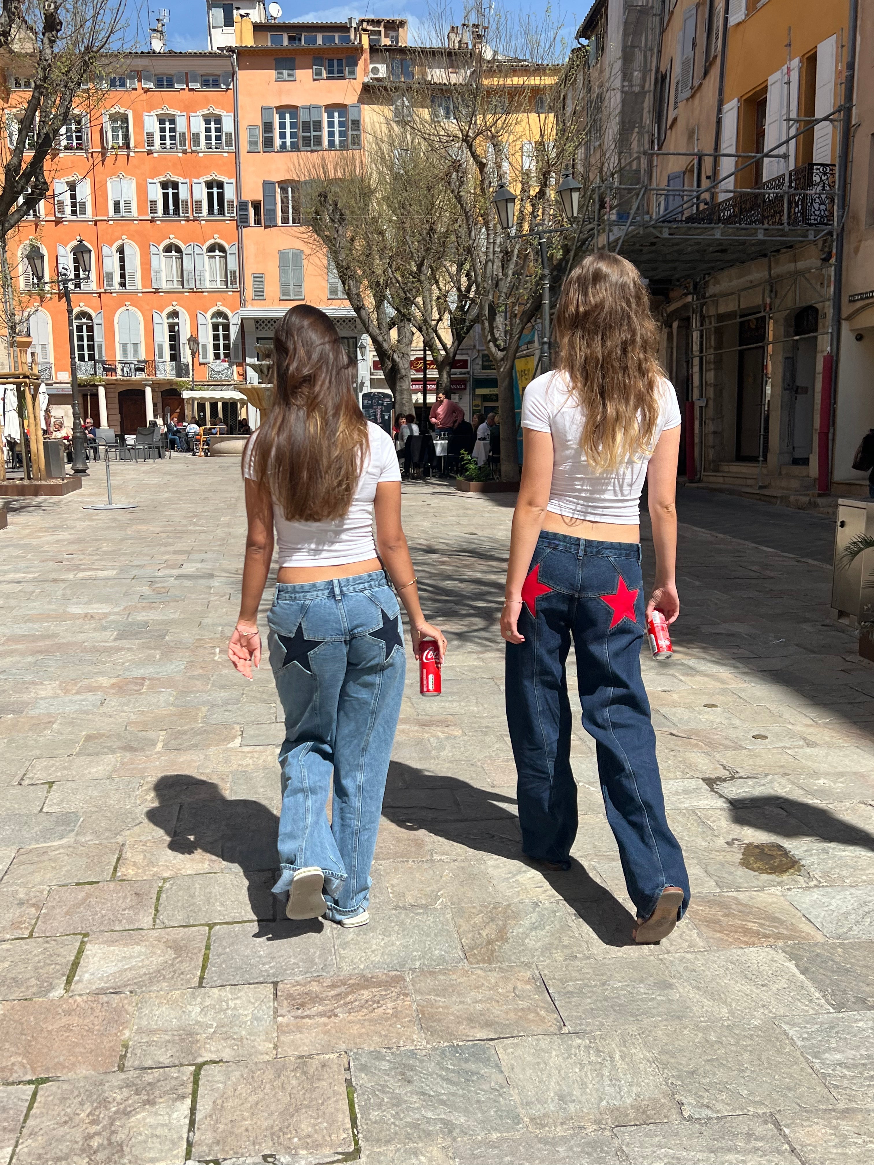 Jean bas « Sarah » femme — coupe droite low-rise avec étoiles brodées rouges