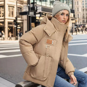 Manteau d’Hiver Femme Imperméable & Matelassé avec Capuche – Chaud, Chic & Résistant aux Intempéries