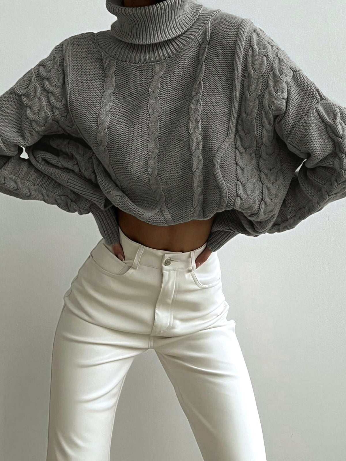 Pull femme Nima – col roulé oversize en maille douce & design intemporel