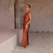 robe longue satin Elara — dos nu & col bénitier élégants