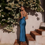 robe longue satin Elara — dos nu & col bénitier élégants