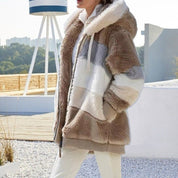 Gilet Fibi pluche oversize capuche – Fluffy cocoon hiver doux et tendance