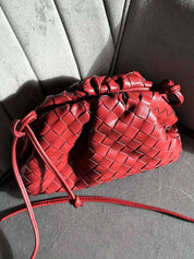Pochette tressée à cordon – sac soirée compact & élégant