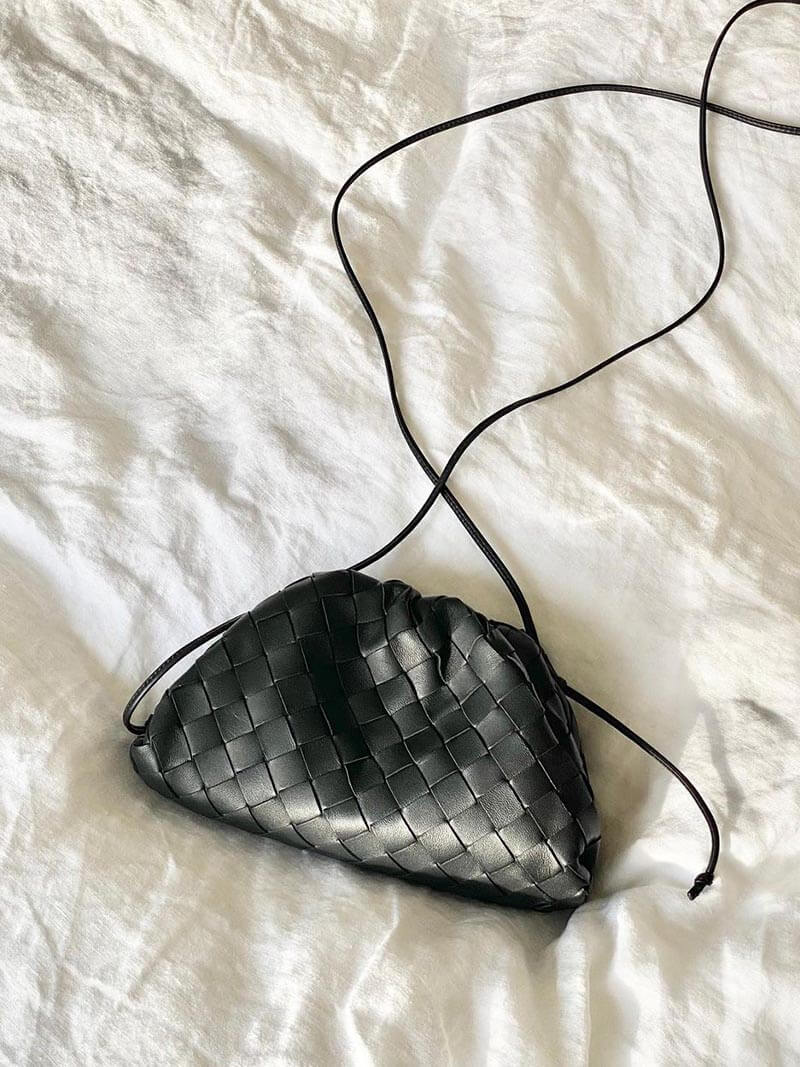 Sac pochette femme tressé – petit sac élégant à cordon & bandoulière