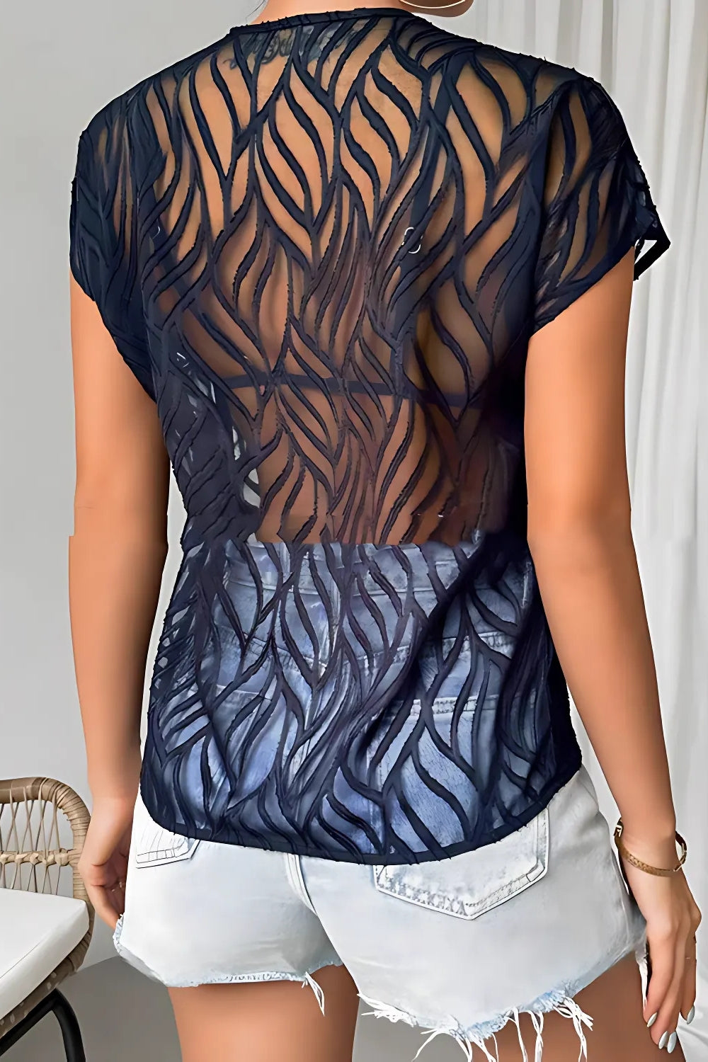 T-shirt femme Millow à col V avec découpes – moderne & élégant