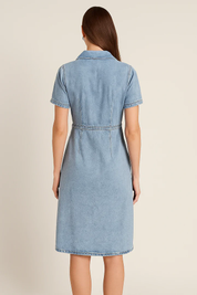 robe en jean Eva — manches courtes, boutonnée & charme denim