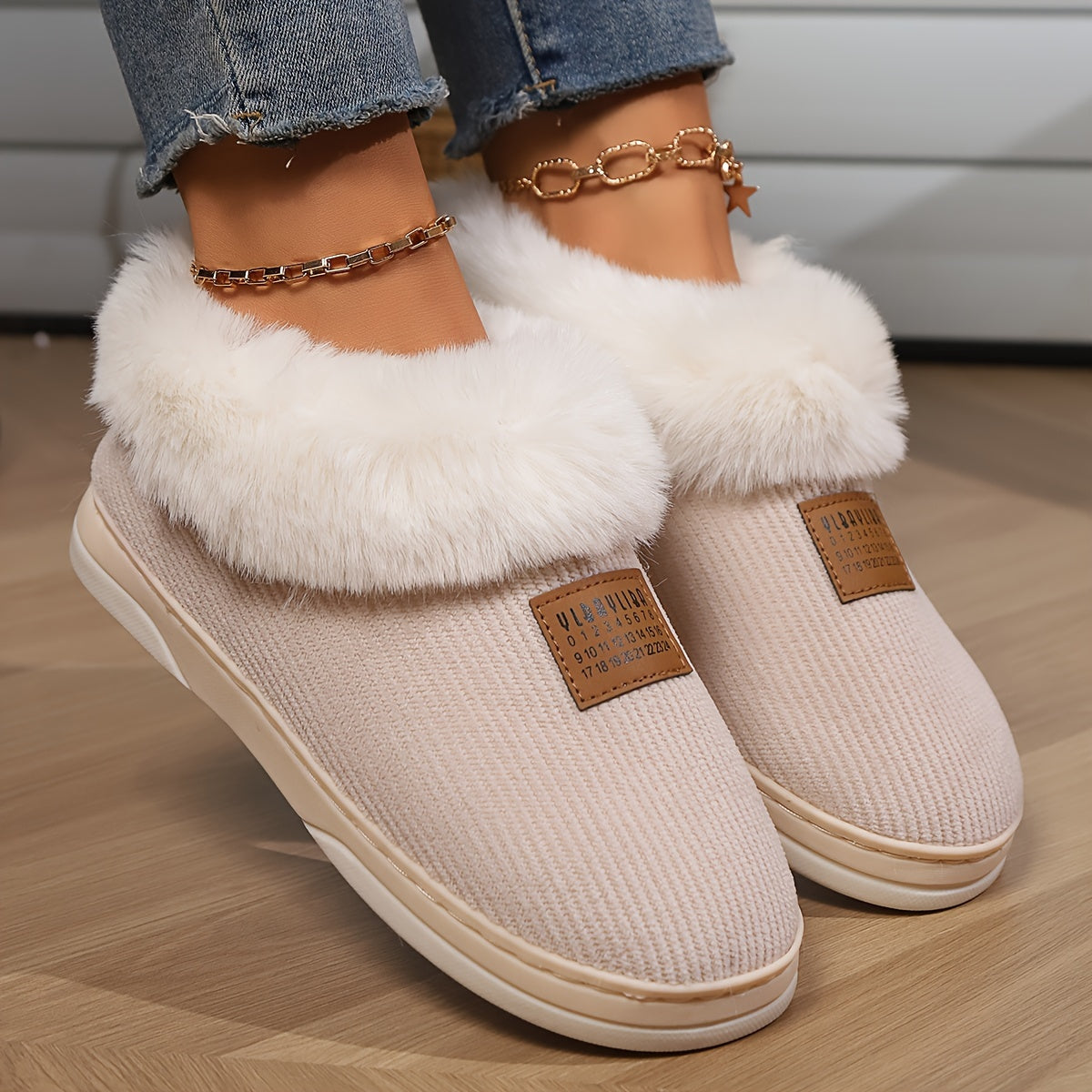 Chaussons femme beige – pantoufles douillettes avec doublure en fausse fourrure & semelle antidérapante