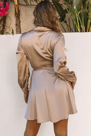 Robe portefeuille satin “Leslie” manches longues — élégance & drapé féminin