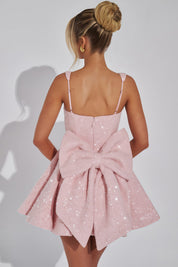 Mini robe rose pâle à paillettes – carré bustier & allure féerique