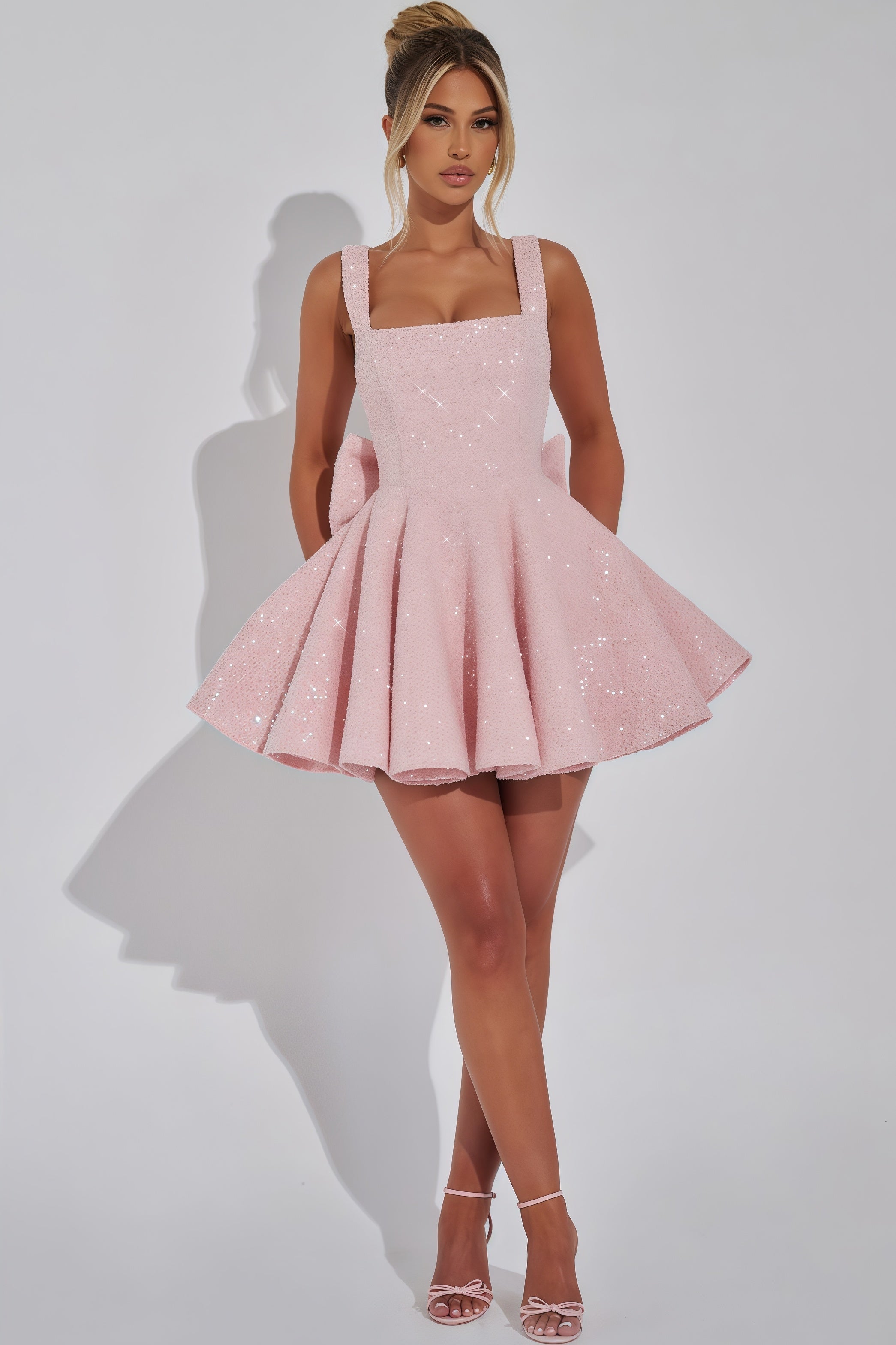Mini robe rose pâle à paillettes – carré bustier & allure féerique