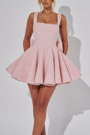 Mini robe rose pâle à paillettes – carré bustier & allure féerique