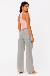 Jean relax femme HESTER – denim blanc brodé & coupe décontractée