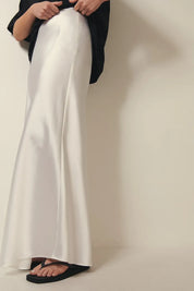 Jupe midi satin à taille haute – élégance brillante & chic