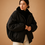 Veste d’hiver courte femme Yara à capuche amovible – chaude & moderne