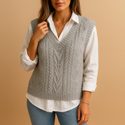 Marit | Gilet Femme Sans Manches Col V – Maille Câblée, Léger & Élégant