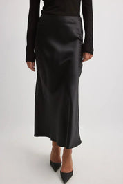 Jupe midi satin à taille haute – élégance brillante & chic